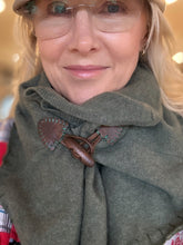 Cashmere collar, toggle closure , green