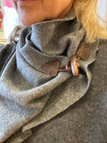 Cashmere collar with a toggle closure , gray