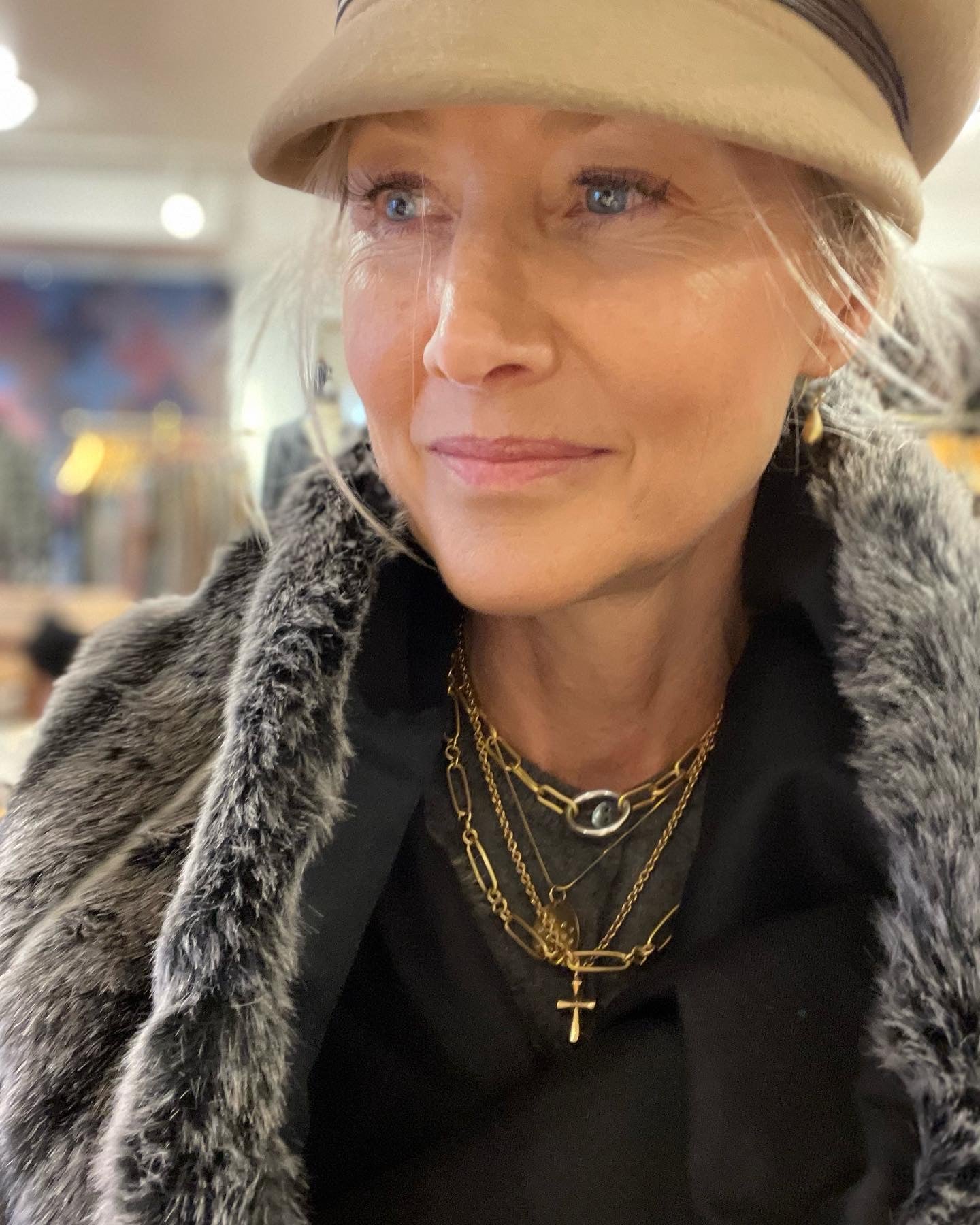 A Fur collar/hand warmer (faux) - abigailheche