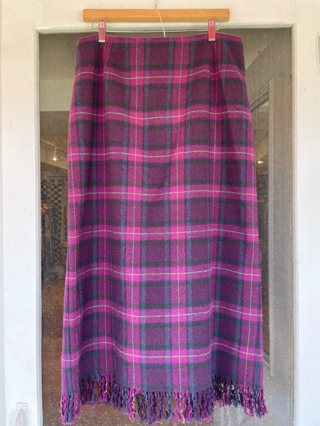 Blanket skirt w fringe bottom